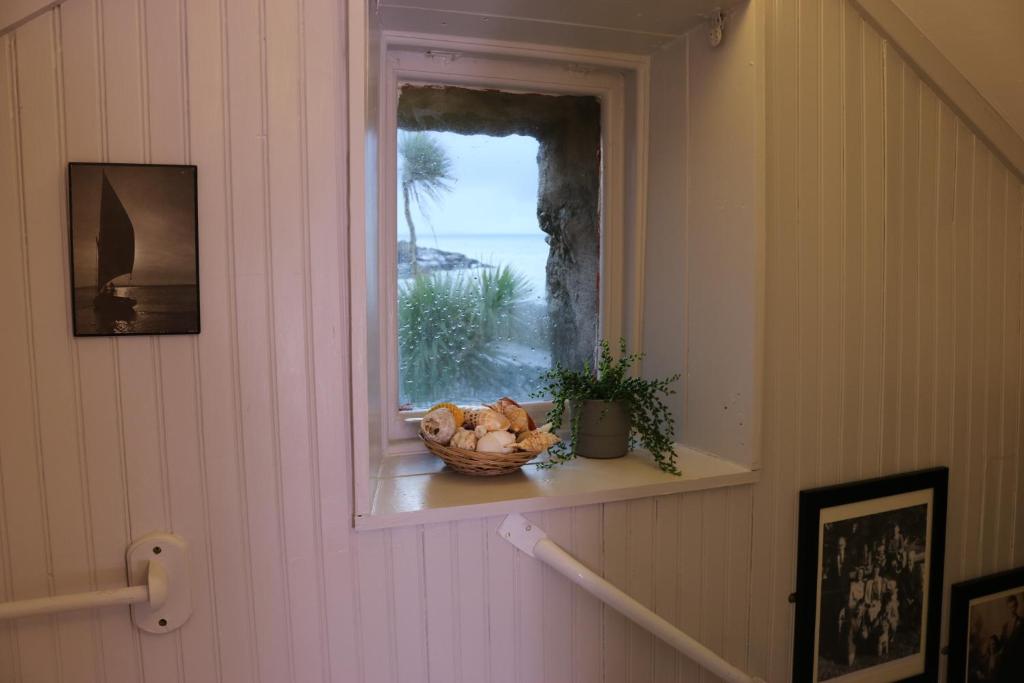 Seascape Cottage room 1