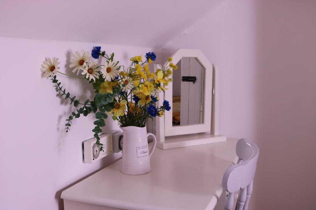 Seascape Cottage room 2