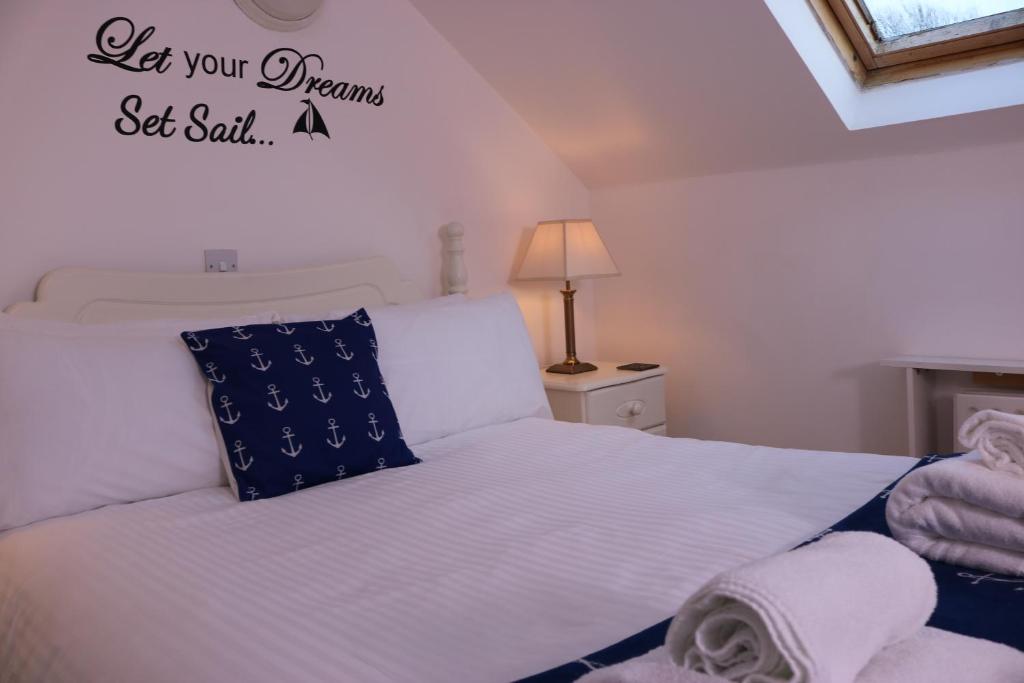 Seascape Cottage room 3